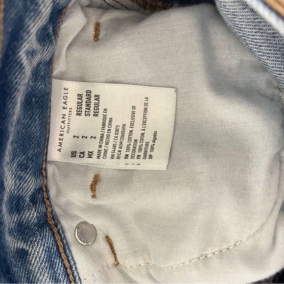 American Eagle Women's Jeans Distressed Relaxed Mom Light Wash Size 2 - Picture 12 of 16
